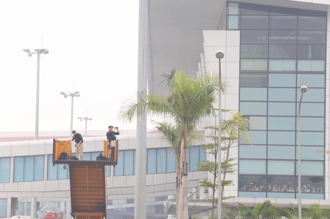 An ninh Mỹ tiếp tục chốt ở những điểm cao tại sân bay cho đến khi chuyên cơ chở ông Trump cất cánh.