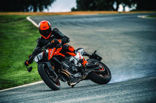 KTM 790 Duke có trọng lượng khô chỉ 169 kg, động cơ dung tích 799 cc với sức mạnh 105 mã lực. Chiếc KTM naked-bike sở hữu ngoại hình mạnh mẽ với những đường nét sắc sảo hơn. Hiện KTM vẫn chưa công bố giá bán của mô hình này.