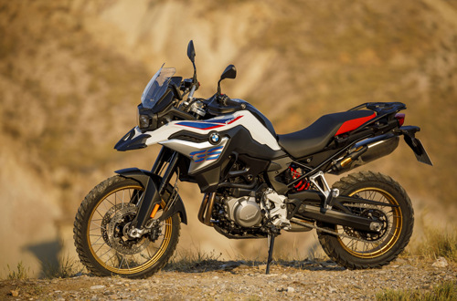 BMW F850GS sẽ cạnh tranh với các đối thủ như Tiger 800 của Triumph. Tuy nhiên, F850GS mới sẽ là một bước tiến lớn. Động cơ parallel twin cho công suất 95 mã lực, mạnh mẽ hơn so với chiếc Twin Twin của Honda. Trọng lượng ướt 229 kg. Những con số này cho chúng ta thấy, BMW F850GS không chỉ hấp dẫn hơn những đối thủ cỡ trung bình mà còn có thể là một đối thủ so với những mô hình lớn hơn, nặng hơn.