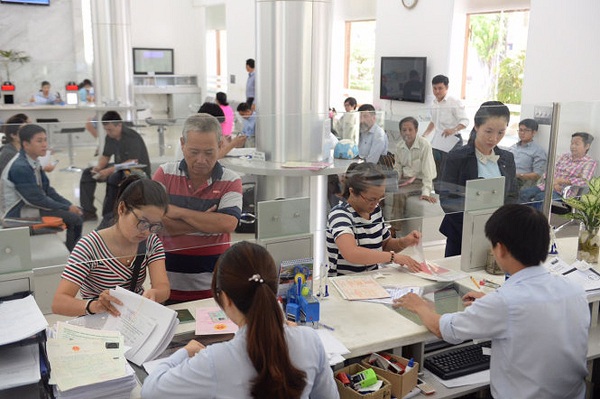 Hệ thống dữ liệu hành chính liên thông dùng chung giữa các cơ quan nhà nước cũng sẽ giảm thiểu các khâu photo, công chứng các loại giấy tờ, hồ sơ. Người dân có thể theo dõi quá trình xử lý hồ sơ, yêu cầu, khiếu nại từ khâu tiếp nhận hồ sơ đến khâu cuối cùng một cách minh bạch thông qua các công cụ trực tuyến. xuất của người dân được minh bạch.