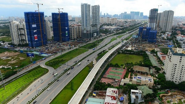 3. Tiện ích từ hệ thống giao thông công cộng hiện đại: Dữ liệu về hiện trạng và dự báo tình hình giao thông được cung cấp rộng rãi cho người dân giúp chủ động giảm ùn tắc trên các tuyến đường. Các hệ thống điều khiển đèn tín hiệu thông minh giúp nhanh chóng thoát lưu lượng cho các khu vực khi phát hiện có (nguy cơ) ùn tắc.