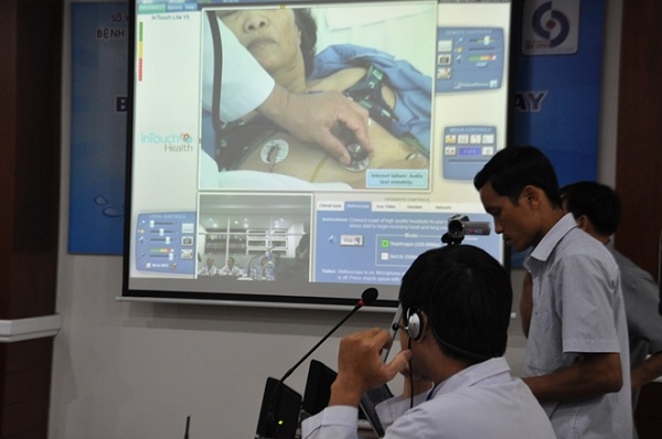 5. Tiện ích từ hệ thống y tế, chăm sóc sức khỏe hiện đại: Việc khám chữa bệnh, thanh toán bảo hiểm y tế trở nên đơn giản và thuận tiện và tránh sai sót hơn thông qua hệ thống bệnh án, hồ sơ sức khỏe điện tử lưu trữ các thông tin lịch sử của bệnh nhân, triển khai các phương thức khám bệnh mới ví dụ như khám chữa bệnh từ xa.
