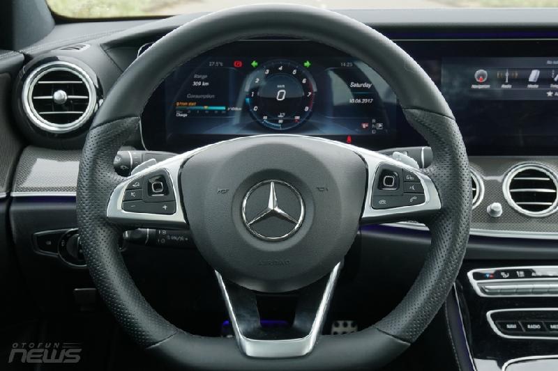 Nội thất E-class thế hệ mới gây ấn tượng với màn hình giải trí trung tâm cỡ lớn.
