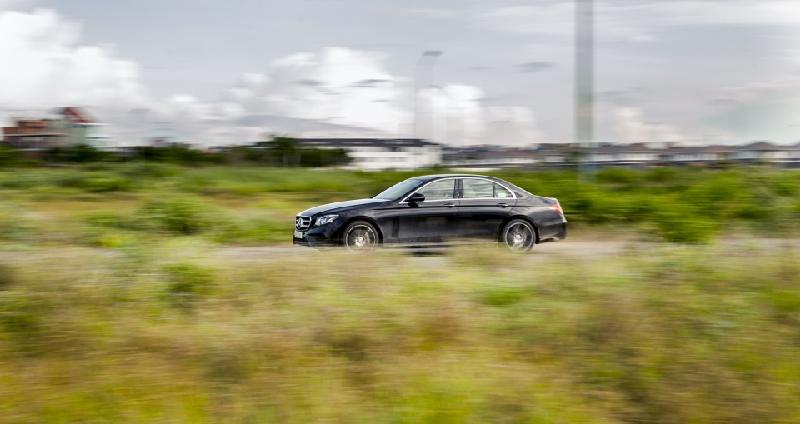 E300 AMG có khả năng tăng tốc từ 0 -100km/h chỉ trong 6,3 giây.