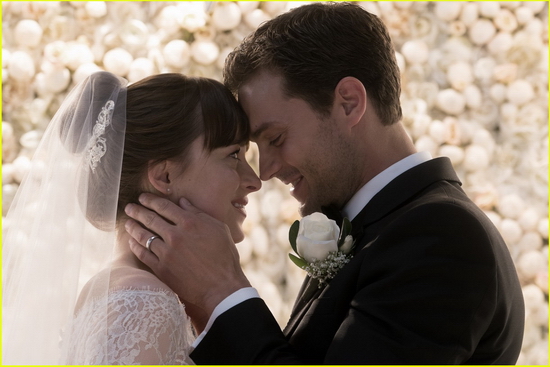 Fifty Shades Freed (50 sắc thái tự do) mang đến những thước phim nóng bỏng và đầy kịch tính về câu chuyện tình yêu giữa chàng tỉ phú cuồng dâm Christian (Jamie Dornan) và cô nàng Anastasia Steel xinh đẹp (Dakota Johnson) ở một giai đoạn mới khi họ đã kết hôn.