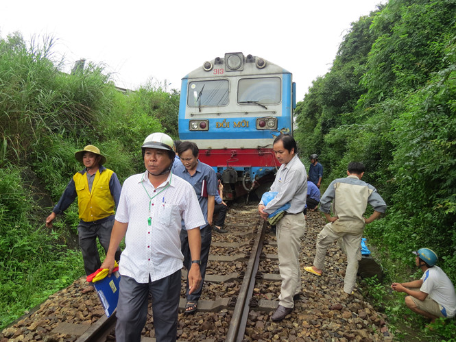 Tuyến đường sắt Bắc - Nam tê liệt nhiều giờ vì tàu trật bánh
