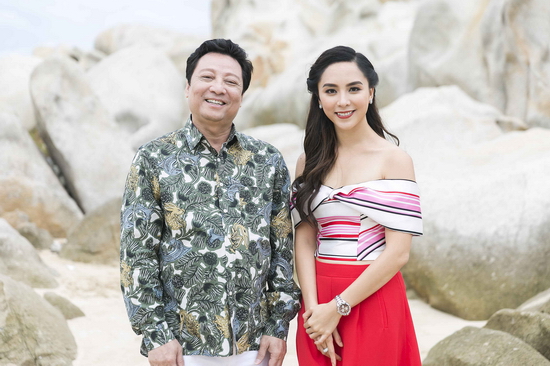Á hậu Dương Trương Thiên Lý – Giám đốc quốc gia Hoa hậu Hoàn vũ Việt Nam và ông Đoàn Ngọc Phương Vy – Phó Tổng Giám đốc Tập đoàn Việt Úc, Chủ đầu tư Trung tâm Thương mại – Căn hộ nghỉ dưỡng Aloha Beach Village đón thí sinh tại điểm tập trung và chào mừng Top 45 đến với Aloha Beach Village. 