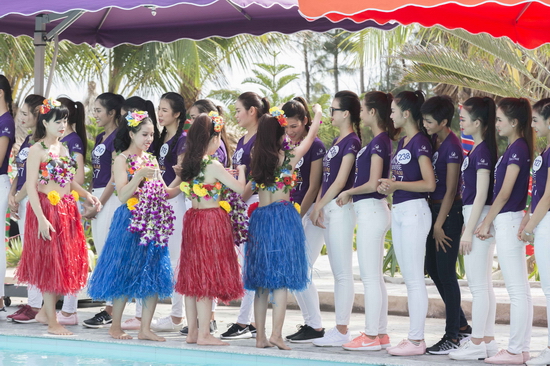 Các thí sinh tỏ ra thích thú trước những điều tuyệt vời mà nơi đây mang lại. Họ hòa mình cùng các vũ điệu đặc trưng miền nhiệt đới, thưởng thức nước dừa ngon ngọt và trải nghiệm không khí “Hawaii”.