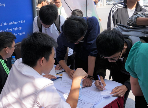 Các bạn sinh viên đăng ký thông tin tuyển dụng tại bàn tư vấn của VNPT Technology