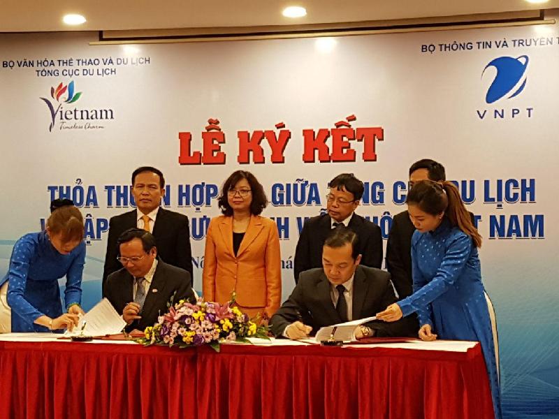Ông Phạm Đức Long - Thành viên Hội đồng thành viên, Tổng Giám đốc Tập đoàn VNPT và ông Nguyễn Văn Tuấn - Tổng cục Trường Tổng cục du lịch VN đặt bút ký thỏa thuận hợp tác