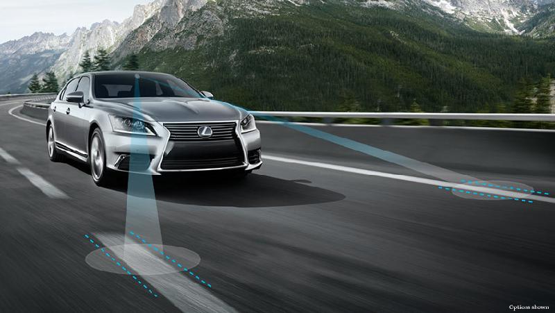 Xe chống đạn đắt nhất Nhật Bản của Thủ tướng Abe hình ảnh 7 Nếu xe đi vào vùng nguy hiểm, hệ thống Pre-Crash sẽ kích hoạt còi báo động để cảnh báo tài xế. Khi hệ thống xác định va chạm là không thể tránh khỏi, nó sẽ tự động rút chặt dây an toàn để cố định người ngồi vào ghế, tự động kích hoạt phanh khẩn cấp để giảm tối đa lực va chạm. Hệ thống này có thể tránh được các va chạm tiềm ẩn ở tốc độ 60 km/h. Đồ họa: Lexus.