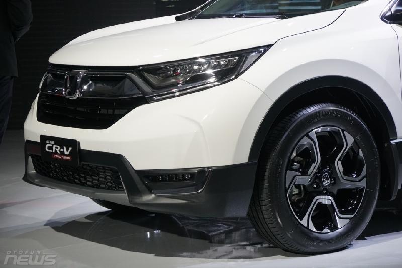 Đầu xe nổi bật với cụm đèn full led có thiết kế kiểu mắt chim ưng.