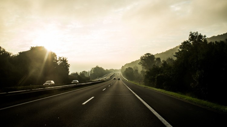 8. Đường cao tốc Triangle  Chi phí mỗi dặm: 14,5 cent (2.060 đ/km): Cao tốc tam giác kết nối Raleigh và Durham, rút ngắn chuyến đi chỉ còn 19 dặm. Tuy nhiên số tiền phải trả cho mỗi dặm lên tới 14,5 cent. Để đi hết toàn tuyến, tài xế phải trả 2,75 USD.