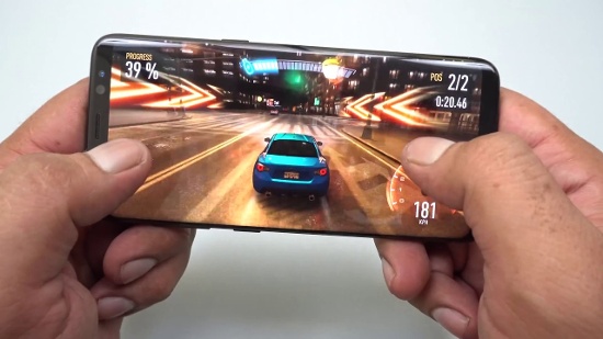 Thuộc phân khúc cao cấp nên Samsung Galaxy S8 cũng sở hữu phần cứng mạnh nhất hiện nay với bộ xử lý Snapdragon 835 hoặc Exynos 8895, RAM 4GB, bộ nhớ trong 64GB hỗ trợ khe cắm thẻ microSD mở rộng lên 256GB, đi kèm pin 3.000mAh hỗ trợ sạc nhanh và sạc không dây.