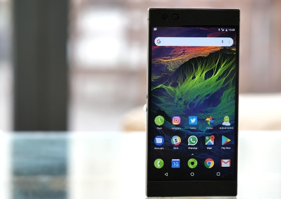 Razer Phone: Ra mắt hồi đầu tháng 11/2017, Razer Phone là chiếc smartphone đầu tiên được thiết kế dành cho các game thủ muốn có được những trải nghiệm giải trí với game tốt nhất khi di động.