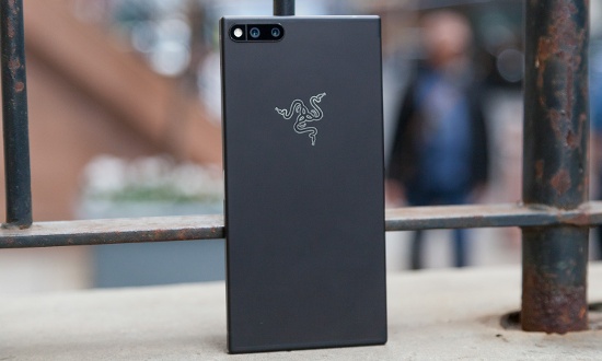 Bên trong Razer Phone được trang bị chip Snapdragon 835, RAM 8GB, bộ nhớ 64GB nhưng hỗ trợ thẻ nhớ ngoài để lưu được nhiều game hơn. Thiết bị còn được tích hợp cả phần mềm Game Booster cho phép tuỳ chỉnh các thông số của game theo nhu cầu hoặc ưu tiên sử dụng chip xử lý, RAM cho game.