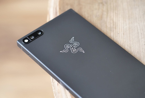 Mọi thứ với Razer Phone là đầy hứa hẹn nhưng thiết bị lại không phải đứng đầu danh sách. Điều này là do camera kép cảm biến 12 megapixel, trong đó ống kính góc rộng có khẩu độ f/1.8 còn ống tele có khẩu độ f/2.6 cho chất lượng ảnh chụp không thật sự ấn tượng và thiếu tính năng chống nước, chống bụi.