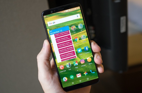 OnePlus 5T: Thiết bị sở hữu màn hình tràn viền theo xu hướng mới 2017. Màn hình hiển thị OLED kích thước 6.01 inch chiếm tới 80,5% diện tích mặt trước, sử dụng tỷ lệ 18:9 để đảm bảo nhỏ gọn, tuy nhiên độ phân giải chỉ dừng ở mức 1080 x 2160 pixel.
