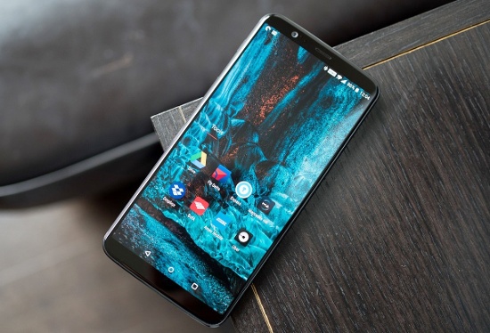 Với mức giá khởi điểm chỉ 499 USD, OnePlus 5T cung cấp phần cứng hàng đầu với RAM 6GB và bộ nhớ trong 64GB. Nhưng bạn có thể lựa chọn phiên bản cao cấp hơn với RAM 8GB và bộ nhớ trong lên tới 128GB. Cả hai phiên bản đều sử dụng vi xử lý Snapdragon 835 và pin pin 3.300 mAh. 