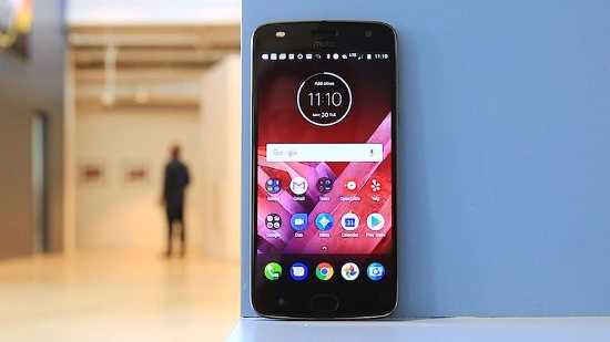 Moto Z2 Play sở hữu một màn hình hiển thị LCD 5.5 inch với độ phân giải 1080p. Bên trong máy là bộ vi xử lí Snapdragon 626 với tùy chọn RAM 3/4GB và bộ nhớ trong là 32/64GB, có thể mở rộng thông qua khe cắm thẻ microSD.