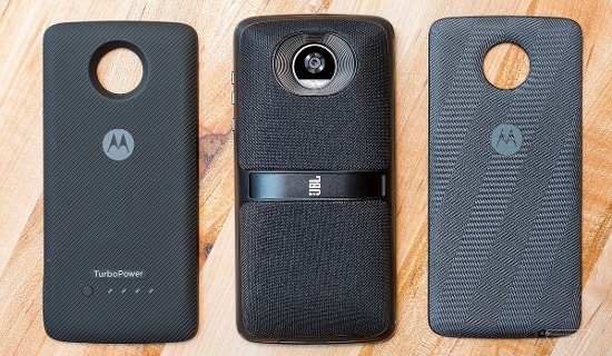 Lợi thế thực sự của Moto Z2 Play so với các đối thủ ở trên là Moto Mods. Với thiết kế modul, người dùng có thể tăng cường thêm sức mạnh cho thiết bị với các phụ kiện như Moto Power Pack bổ sung thêm pin, Wireless Charging Moto để hỗ trợ sạc nhanh … quan trọng nhất là phụ kiện Gamepad Moto Mod.