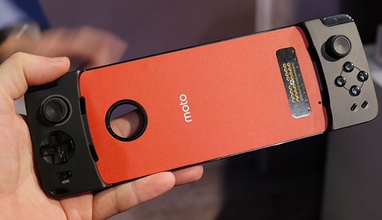 Motorola Gamepad Moto Mod tích hợp các phím cứng để biến Moto Z2 Play trở thành một thiết bị chơi game di động, thay thế toàn bộ các chức năng điều khiển trên màn hình cảm ứng bằng các phím và các nút điều khiển vật lý. Đó là tốt hơn nhiều so với trải nghiệm chơi game thông thường.