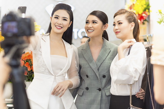   Vốn là những chị em thân thiết cùng trưởng thành từ cuộc thi Hoa hậu Việt Nam, Thùy Dung dành nhiều tình cảm ngưỡng mộ Hoa hậu Ngọc Hân, đặc biệt là tài năng thiết kế và công việc kinh doanh. Bản thân Hoa hậu Việt Nam 2010 cũng yêu mến đàn em bởi sự giản dị, tài năng như đánh đàn, ca hát và làm MC.