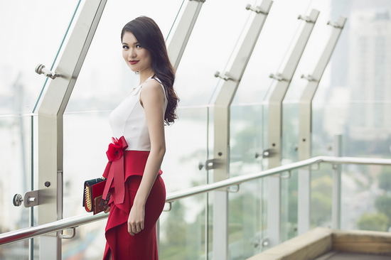 Thùy Dung làm việc thân thiết với nhà thiế kế Lê Thanh Hoà suốt một năm qua khi đăng quang danh hiệu Á hậu Việt Nam 2016. Phong cách thanh lịch, nổi bật là điều mà Thùy Dung yêu thích và luôn tin tưởng nhà thiết kế Lê Thanh Hoà ở nhiều sự kiện lớn. Ở Hoa hậu Quốc tế vừa qua, Thùy Dung nhận được sự hỗ trợ và đồng hành của Lê Thanh Hoà giúp cô toả sáng trong cuộc thi.