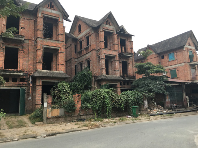 Khu biệt thự này đã được xây dựng từ năm 2002, thời điểm đó, giá mỗi căn thô chỉ khoảng 3,5 - 4 tỷ đồng, những căn liền kề có giá chỉ khoảng 2 tỷ đồng. Sau nhiều lần mua đi bán lại giá nhà cứ thế tăng dần, nhưng đến thời điểm bong bóng bất động sản cách đây 3 - 4 năm giá nhà tụt thê thảm chỉ còn khoảng 6 tỷ đồng. Chủ nhà tiếc không muốn bán nên đành để đó.