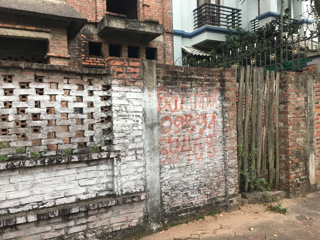 Thị trường bất động sản ấm dần lại, giá nhà quanh khu này cũng dần nhích lên. Có căn đơn lập diện tích khoảng 240m2 chủ nhà rao bán 11 tỷ đồng, gần gấp đôi so với 4 năm trước. Tuy nhiên, mức giá khá cao cộng với nhà đã được xây dựng từ lâu nên nhiều người cũng khá đắn đo.