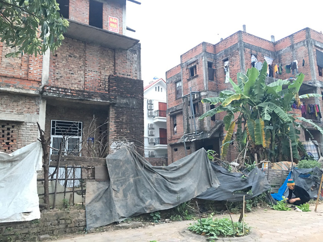 Biệt thự để hoang không bán được nên xót của, nhiều người cho các công ty xây dựng thuê lại để cho công nhân ở với giá hơn 10 triệu đồng/tháng, vừa có thêm thu nhập vừa không phải làm rào chắn các tệ nạn xã hội.