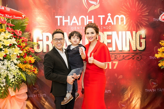 Diễm Hương bên chồng và con trai