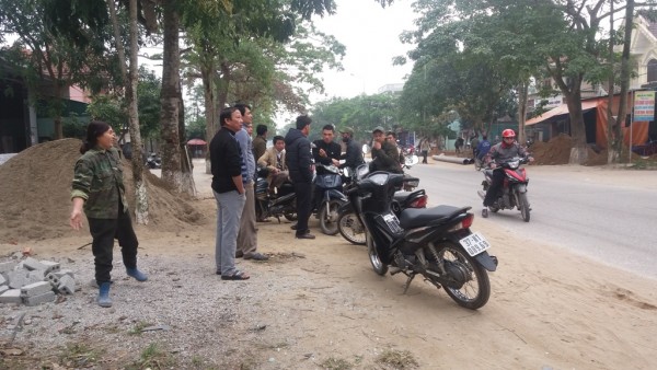 Người dân xôn xao bàn tán về vụ việc.