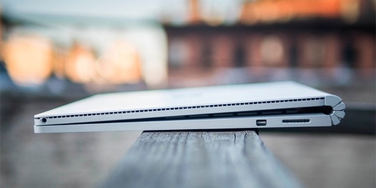 Surface Book 2 vẫn sở hữu thiết kế với bản lề linh hoạt, cứng cáp hơn, có thể bẻ gập để sử dụng theo nhiều góc độ khác nhau. Đặc biệt với trọng lượng nhẹ, thiết bị rất phù hợp cho người dùng thường xuyên di chuyển.