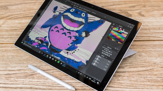 Surface Pro 2017 có rất nhiều cấu hình khác nhau để người dùng lựa chọn, trong đó phiên bản cao cấp nhất sở hữu vi xử lý Kaby Lake Intel Core i7, RAM tối đa 16GB và bộ nhớ lưu trữ 128/256/512GB/1TB. Thiết bị còn tích hợp hệ thống loa Omnisonic hỗ trợ Dolby Audio Premium.