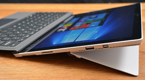 Với trọng lượng chỉ 786 gram, Surface Pro 2017 là rất nhỏ gọn để luôn mang theo bên mình. Phiên bản thấp nhất của thiết bị có giá khởi điểm khoảng 799 USD .