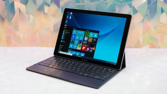 Samsung Galaxy TabPro S: Đây là một chiếc máy tính xách tay 2 trong 1 với bàn phím rời và bút stylus đi kèm tương tự Surface của Microsoft, nhưng Samsung Galaxy TabPro S mỏng và nhẹ hơn.