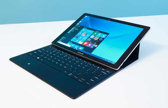 Phần case bảo vệ cũng có chân đế, biến Galaxy TabPro S thành một chiếc laptop thực thụ với màn hình cảm ứng AMOLED 12 inch độ phân giải 2160x1440 pixel. Về phần cứng, Galaxy TabPro S sử dụng bộ xử lý Intel Core M, RAM 4GB và bộ nhớ trong 128GB. 