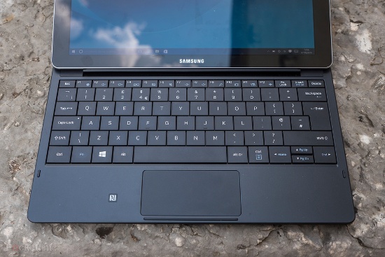 Mặc dù không sở hữu phần cứng mạnh nhất, nhưng Galaxy TabPro S vẫn đủ tốt để duyệt web, xử lý văn bản và xem video. Thiết bị cũng có giá khá mềm với khởi điểm từ khoảng 800 USD.