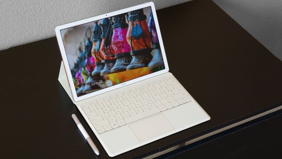 Huawei MateBook: Thiết bị sở hữu thiết kế và tính năng tương tự như Samsung Galaxy TabPro S nhưng mức giá thì thấp nhất danh sách. MateBook là lựa chọn tốt nhất cho người dùng cần một thiết bị lai 2 trong 1 nhưng có chi phí hạn chế.