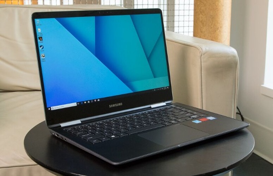 Samsung Notebook 9 Pro chạy hệ điều hành Windows 10 và có hai phiên bản màn hình cảm ứng để người dùng lựa chọn gồm 13,3 inch và 15,6 inch nhưng cả hai màn hình đều có cùng độ phân giải Full HD (1.920 x 1.080 pixel).