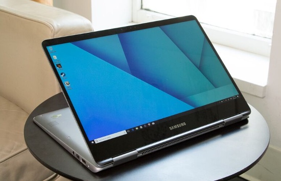 Thuộc thiết bị lai nên Samsung Notebook 9 Pro cũng sở hữu thiết kế với bản lề có thể xoay 360 độ, cho phép xoay ngược màn hình về hết phía sau và biến thành tablet. Mặt trước có webcam nhận diện gương mặt để đăng nhập bằng Windows Hello. 