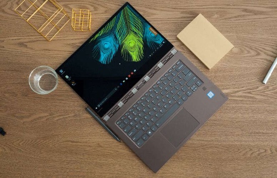 Bàn phím và touchpad của Lenovo Yoga 920 không thể tháo rời được, nhưng bản lề nhôm được thiết kế đặc biệt cho phép người dùng xoay màn hình 360 độ để gấp lại phía sau màn hình và sử dụng như máy tính bảng. 