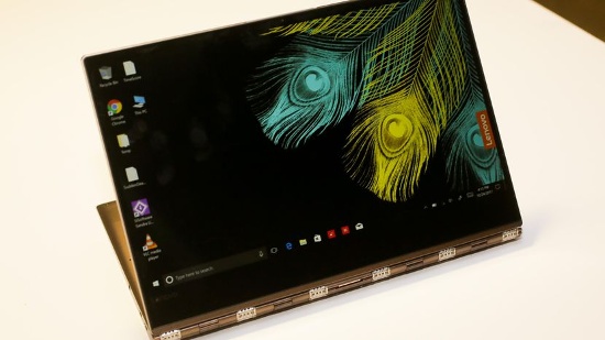 Phiên bản thấp nhất của Lenovo Yoga 920 sở hữu màn hình 13,9 inch độ phân giải 1800p, bộ xử lý Intel Core i7-8550U, RAM 8GB và ổ SSD 256GB, trong khi phiên bản cao cấp nhất có RAM 16GB, màn hình độ phân giải 4K và ổ SSD tối đa 1TB. 