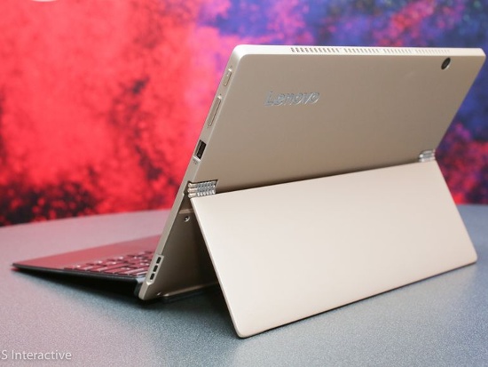 Lenovo Miix 720 được trang bị màn hình kích thước 12 inch độ phân giải 2880 x 1920 pixel, tỉ lệ 3:2, RAM tối đa 16GB, ổ cứng SSD dung lượng tối đa 1TB, bàn phím có touchpad, vi xử lý Intel Core i7 mới nhất và cổng Thunderbolt 3.