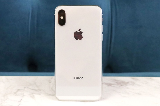 Cả hai camera của iPhone X đều có độ phân giải 12 megapixel, trong đó camera chính góc rộng khẩu độ f/1.8, trong khi camera ống kính Tele khẩu độ f/2.4. Đặc biệt cả hai camera của iPhone X đều hỗ trợ tính năng chống rung quang học OIS, giúp cải thiện những bức ảnh thiếu sáng và rung lắc khi quay video.