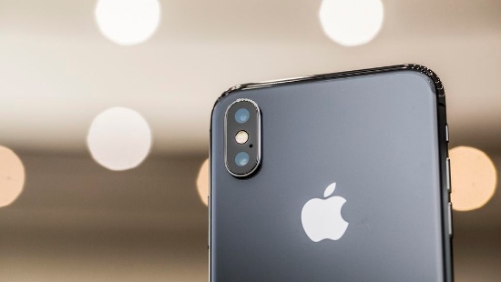 Cụm camera kép trên iPhone X còn được hỗ trợ các tính năng như tự động lấy nét theo pha, lấy nét cảm ứng, hệ thống đèn trợ sáng Quad LED với chế độ chụp chân dung Potrait Lightning và quay video 4K@60 fps. 