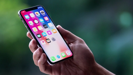 Camera trước 7 megapixel trên iPhone X tích hợp công nghệ Truedeep Camera, hỗ trợ chế độ chân dung Selfie Portrait.