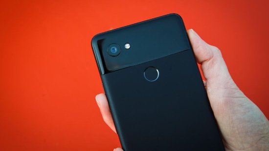 Google cũng trang bị cho Pixel 2 XL tính năng Motion Photos, tương tự Live Photos trên iPhone, cho phép ghi lại một đoạn clip dài 3 giây để tạo thành file ảnh. Hỗ trợ chế độ chụp ảnh chân dung (Portrait Mode) tương tự như iPhone 8 Plus và Galaxy Note 8.