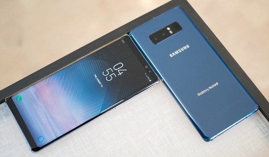 Samsung Galaxy Note 8: Đây là chiếc điện thoại đầu tiên của Samsung được trang bị hệ thống camera kép. Tuy nhiên không phải vì thế mà cụm camera của Galaxy Note 8 thua kém các đối thủ của mình.  